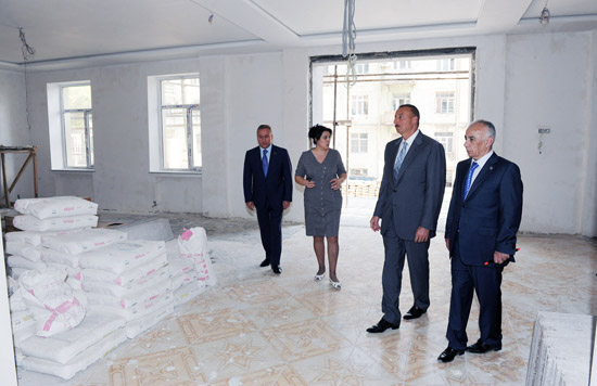 Prezident İlham Əliyev Bakının Yasamal və Nəsimi rayonlarında orta məktəblərdə aparılan əsaslı təmir işləri ilə tanış olub (FOTO)