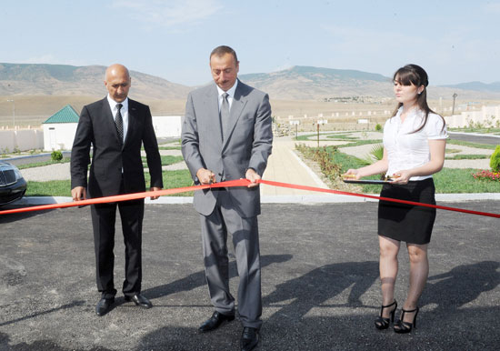 İlham Əliyev Siyəzəndə Uşaq İncəsənət Məktəbinin yeni inşa olunmuş inzibati binasının açılışında iştirak edib (FOTO)