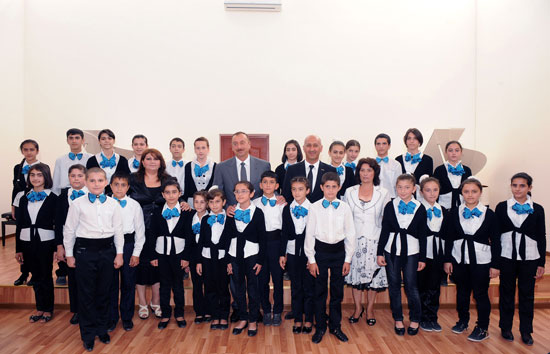 İlham Əliyev Siyəzəndə Uşaq İncəsənət Məktəbinin yeni inşa olunmuş inzibati binasının açılışında iştirak edib (FOTO)