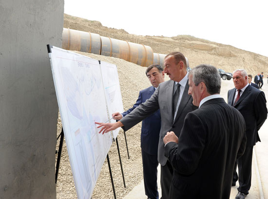 Prezident İlham Əliyev Taxtakörpü Su Anbarının su elektrik stansiyası ilə birlikdə inşa edildiyi ərazidə olmuşdur(FOTO)