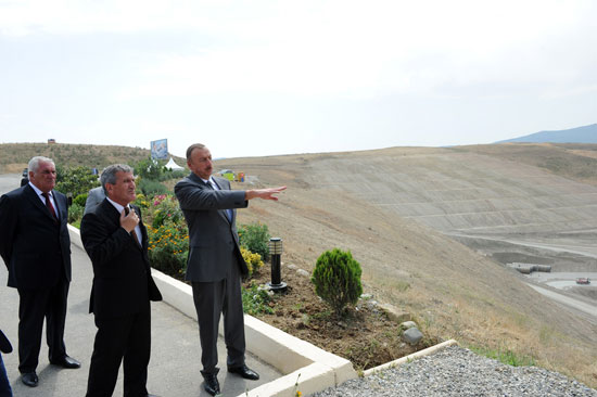 Prezident İlham Əliyev Taxtakörpü Su Anbarının su elektrik stansiyası ilə birlikdə inşa edildiyi ərazidə olmuşdur(FOTO)