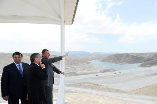 Prezident İlham Əliyev Taxtakörpü Su Anbarının su elektrik stansiyası ilə birlikdə inşa edildiyi ərazidə olmuşdur(FOTO)
