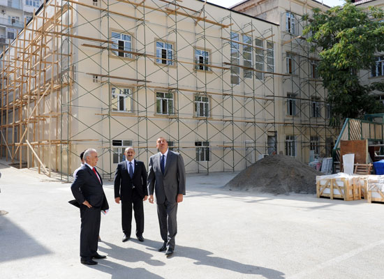 Azərbaycan Prezidenti İlham Əliyev Bakıdakı 189 və 150 nömrəli məktəblərin binalarında əsaslı təmir və yenidənqurma işlərinin gedişi ilə tanış olub (FOTO)