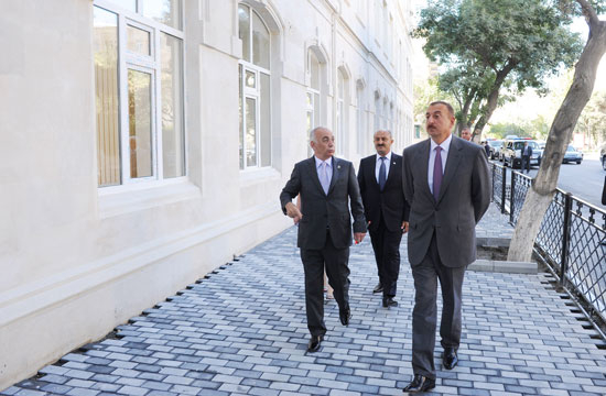 İlham Əliyev 160 nömrəli məktəbin binasında aparılan əsaslı təmir və yenidənqurma işlərinin gedişi ilə tanış olub (FOTO)