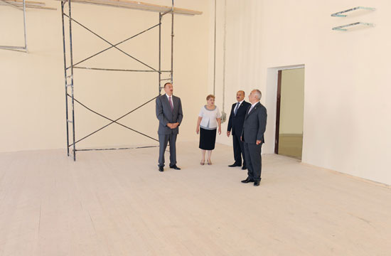 İlham Əliyev 160 nömrəli məktəbin binasında aparılan əsaslı təmir və yenidənqurma işlərinin gedişi ilə tanış olub (FOTO)