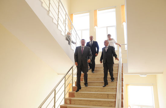 İlham Əliyev 160 nömrəli məktəbin binasında aparılan əsaslı təmir və yenidənqurma işlərinin gedişi ilə tanış olub (FOTO)