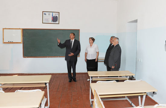 Azərbaycan Prezidenti İlham Əliyev Bakıda orta məktəblərin və uşaq bağçasının binalarında aparılan əsaslı təmir və yenidənqurma işlərinin gedişi ilə tanış olub (FOTO)