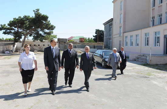 Azərbaycan Prezidenti İlham Əliyev Bakıda orta məktəblərin və uşaq bağçasının binalarında aparılan əsaslı təmir və yenidənqurma işlərinin gedişi ilə tanış olub (FOTO)