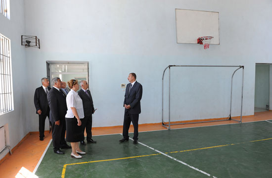 Azərbaycan Prezidenti İlham Əliyev Bakıda orta məktəblərin və uşaq bağçasının binalarında aparılan əsaslı təmir və yenidənqurma işlərinin gedişi ilə tanış olub (FOTO)