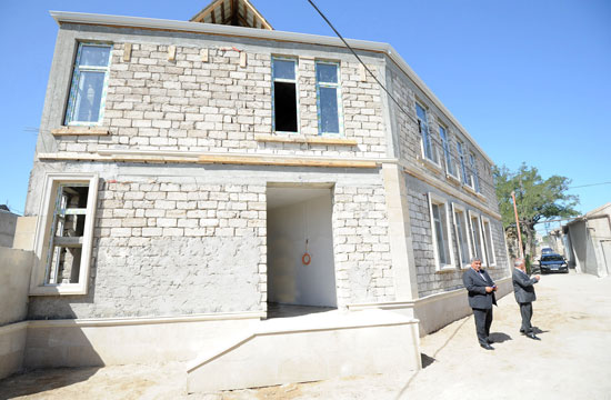 Azərbaycan Prezidenti İlham Əliyev Bakıda orta məktəblərin və uşaq bağçasının binalarında aparılan əsaslı təmir və yenidənqurma işlərinin gedişi ilə tanış olub (FOTO)