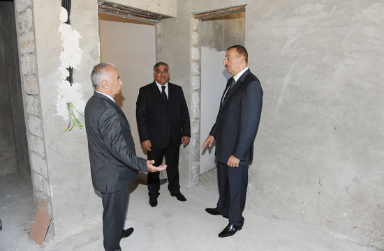 Azərbaycan Prezidenti İlham Əliyev Bakıda orta məktəblərin və uşaq bağçasının binalarında aparılan əsaslı təmir və yenidənqurma işlərinin gedişi ilə tanış olub (FOTO)