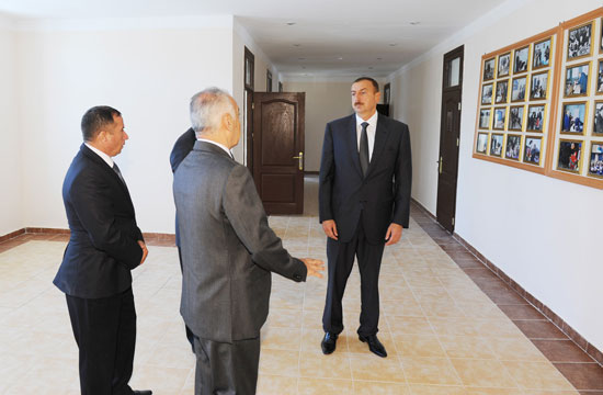 Azərbaycan Prezidenti İlham Əliyev Bakıda orta məktəblərin və uşaq bağçasının binalarında aparılan əsaslı təmir və yenidənqurma işlərinin gedişi ilə tanış olub (FOTO)