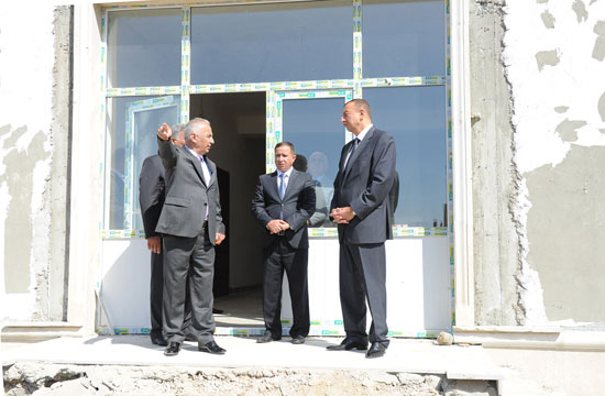 Azərbaycan Prezidenti İlham Əliyev Bakıda orta məktəblərin və uşaq bağçasının binalarında aparılan əsaslı təmir və yenidənqurma işlərinin gedişi ilə tanış olub (FOTO)
