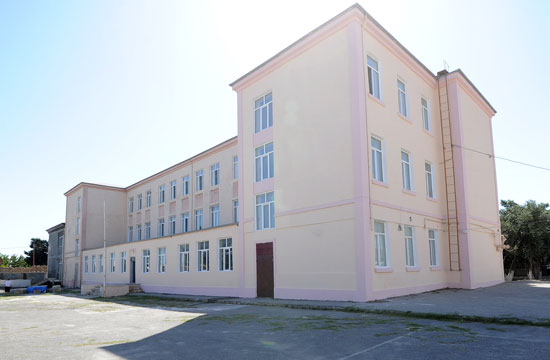 Azərbaycan Prezidenti İlham Əliyev Bakıda orta məktəblərin və uşaq bağçasının binalarında aparılan əsaslı təmir və yenidənqurma işlərinin gedişi ilə tanış olub (FOTO)