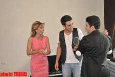 Azərbaycanın tanınmış teleaparıcısı ad gününü evində qeyd edir (FOTO)