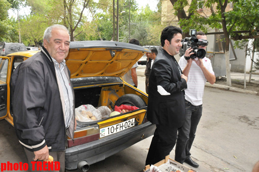 Şou-ulduzlar meyvə satana hücum etdilər (FOTO)