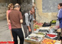Şou-ulduzlar meyvə satana hücum etdilər (FOTO)
