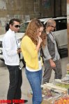 Şou-ulduzlar meyvə satana hücum etdilər (FOTO)