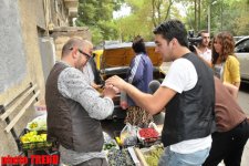 Şou-ulduzlar meyvə satana hücum etdilər (FOTO)