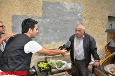 Şou-ulduzlar meyvə satana hücum etdilər (FOTO)