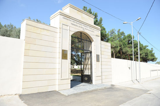 Azərbaycan Prezidenti Mərdəkan qəsəbəsindəki 123 və 181 nömrəli orta məktəblərin binalarında aparılan yenidənqurma işləri ilə tanış olub (FOTO)