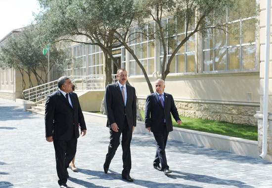Azərbaycan Prezidenti Mərdəkan qəsəbəsindəki 123 və 181 nömrəli orta məktəblərin binalarında aparılan yenidənqurma işləri ilə tanış olub (FOTO)