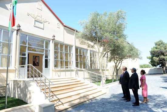 Azərbaycan Prezidenti Mərdəkan qəsəbəsindəki 123 və 181 nömrəli orta məktəblərin binalarında aparılan yenidənqurma işləri ilə tanış olub (FOTO)