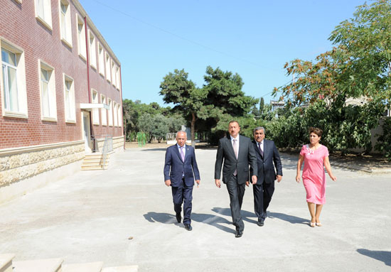 Azərbaycan Prezidenti Mərdəkan qəsəbəsindəki 123 və 181 nömrəli orta məktəblərin binalarında aparılan yenidənqurma işləri ilə tanış olub (FOTO)