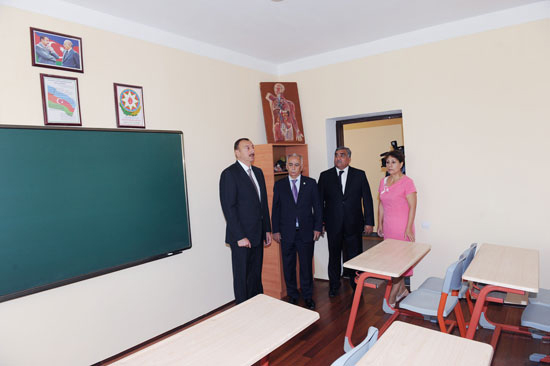 Azərbaycan Prezidenti Mərdəkan qəsəbəsindəki 123 və 181 nömrəli orta məktəblərin binalarında aparılan yenidənqurma işləri ilə tanış olub (FOTO)