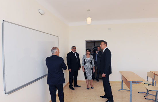 Azərbaycan Prezidenti Mərdəkan qəsəbəsindəki 123 və 181 nömrəli orta məktəblərin binalarında aparılan yenidənqurma işləri ilə tanış olub (FOTO)