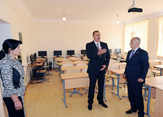 Azərbaycan Prezidenti Mərdəkan qəsəbəsindəki 123 və 181 nömrəli orta məktəblərin binalarında aparılan yenidənqurma işləri ilə tanış olub (FOTO)
