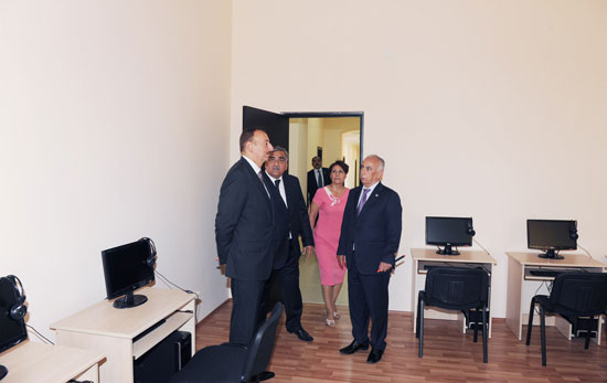 Azərbaycan Prezidenti Mərdəkan qəsəbəsindəki 123 və 181 nömrəli orta məktəblərin binalarında aparılan yenidənqurma işləri ilə tanış olub (FOTO)