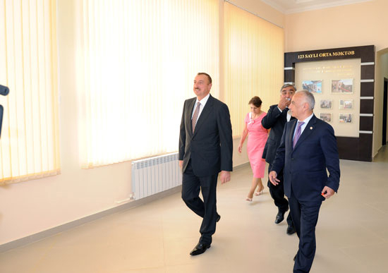 Azərbaycan Prezidenti Mərdəkan qəsəbəsindəki 123 və 181 nömrəli orta məktəblərin binalarında aparılan yenidənqurma işləri ilə tanış olub (FOTO)