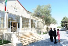 Azərbaycan Prezidenti Mərdəkan qəsəbəsindəki 123 və 181 nömrəli orta məktəblərin binalarında aparılan yenidənqurma işləri ilə tanış olub (FOTO)
