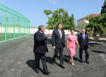 Azərbaycan Prezidenti Mərdəkan qəsəbəsindəki 123 və 181 nömrəli orta məktəblərin binalarında aparılan yenidənqurma işləri ilə tanış olub (FOTO)