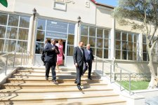 Azərbaycan Prezidenti Mərdəkan qəsəbəsindəki 123 və 181 nömrəli orta məktəblərin binalarında aparılan yenidənqurma işləri ilə tanış olub (FOTO)