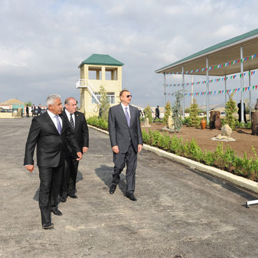 İlham Əliyev Qobustanda müasir taxıl anbarı kompleksi ilə tanış olub (FOTO)