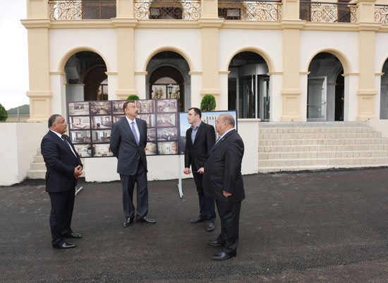 İlham Əliyev Şamaxıda "Şirvan" mehmanxanasında aparılan yenidənqurma işlərinin gedişi ilə tanış olub (FOTO)