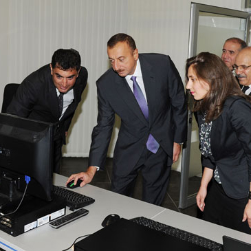 İlham Əliyev Alternativ və Bərpa Olunan Enerji Mənbələri üzrə Dövlət Agentliyi Qobustan Eksperimental Poliqonu və Tədris Mərkəzinin açılışında iştirak edib (FOTO)