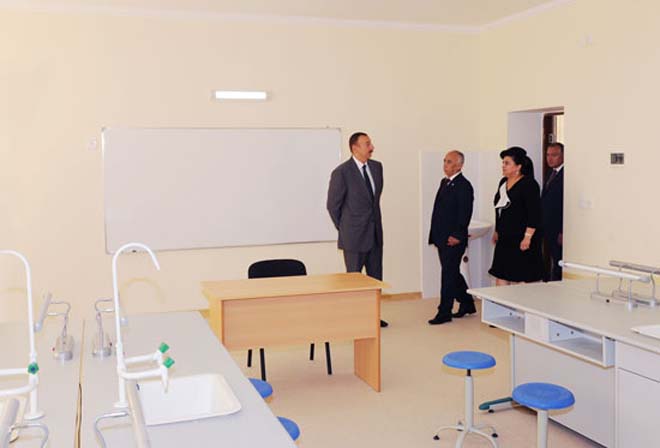 Azərbaycan Prezidenti Bakı məktəblərinin əsaslı təmir və yenidənqurmadan sonrakı vəziyyəti ilə tanış olub (FOTO)