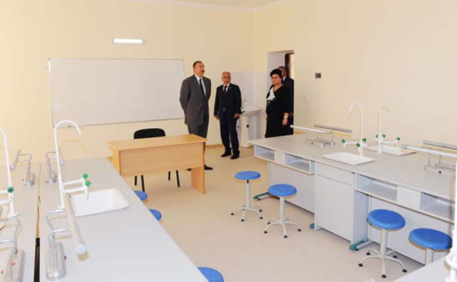 Azərbaycan Prezidenti Bakı məktəblərinin əsaslı təmir və yenidənqurmadan sonrakı vəziyyəti ilə tanış olub (FOTO)