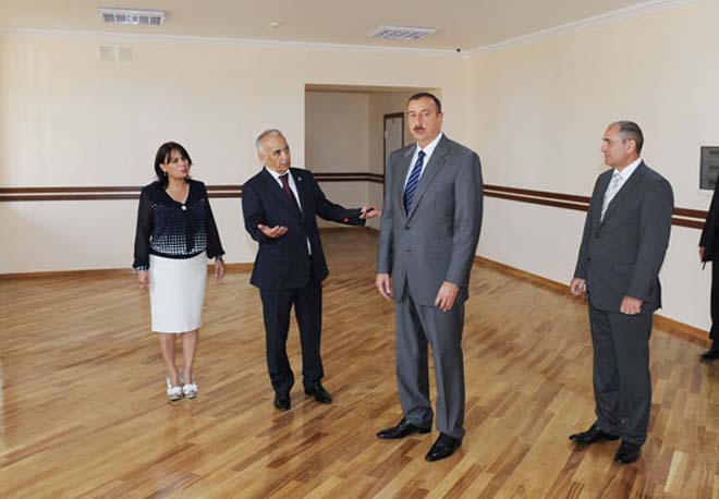Azərbaycan Prezidenti Bakı məktəblərinin əsaslı təmir və yenidənqurmadan sonrakı vəziyyəti ilə tanış olub (FOTO)