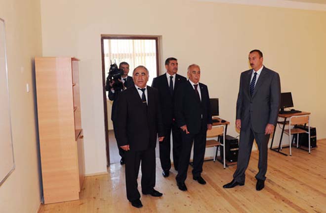 Azərbaycan Prezidenti Bakı məktəblərinin əsaslı təmir və yenidənqurmadan sonrakı vəziyyəti ilə tanış olub (FOTO)