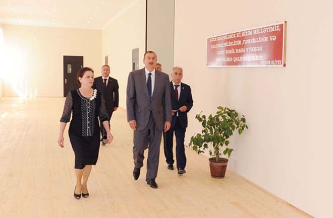 Azərbaycan Prezidenti Bakı məktəblərinin əsaslı təmir və yenidənqurmadan sonrakı vəziyyəti ilə tanış olub (FOTO)