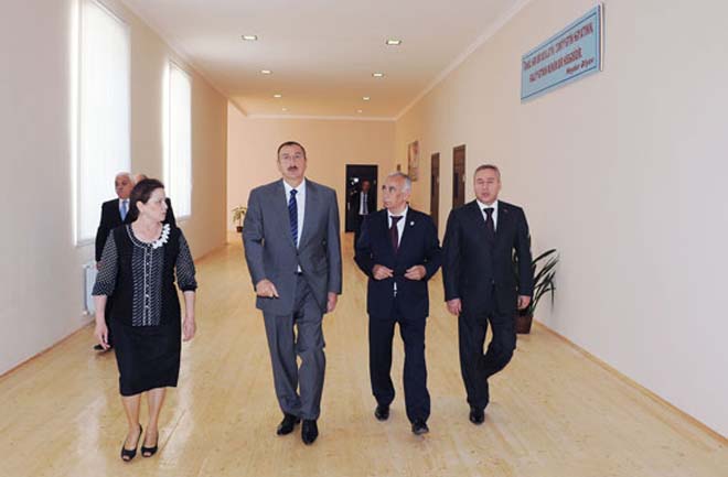 Azərbaycan Prezidenti Bakı məktəblərinin əsaslı təmir və yenidənqurmadan sonrakı vəziyyəti ilə tanış olub (FOTO)