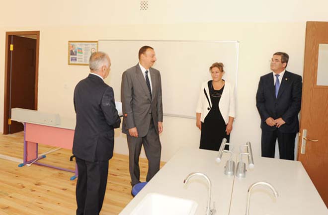 Azərbaycan Prezidenti Bakı məktəblərinin əsaslı təmir və yenidənqurmadan sonrakı vəziyyəti ilə tanış olub (FOTO)
