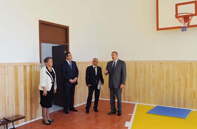 Azərbaycan Prezidenti Bakı məktəblərinin əsaslı təmir və yenidənqurmadan sonrakı vəziyyəti ilə tanış olub (FOTO)