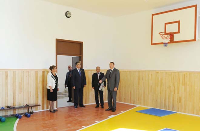 Azərbaycan Prezidenti Bakı məktəblərinin əsaslı təmir və yenidənqurmadan sonrakı vəziyyəti ilə tanış olub (FOTO)
