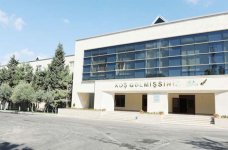 Azərbaycan Prezidenti Bakı məktəblərinin əsaslı təmir və yenidənqurmadan sonrakı vəziyyəti ilə tanış olub (FOTO)