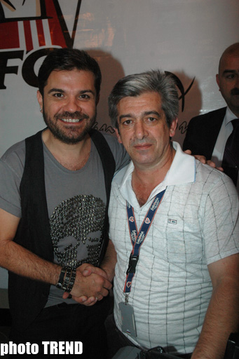 Kənan Doğulu Azərbaycan jurnalistlərinə aşiq oldu (FOTO)